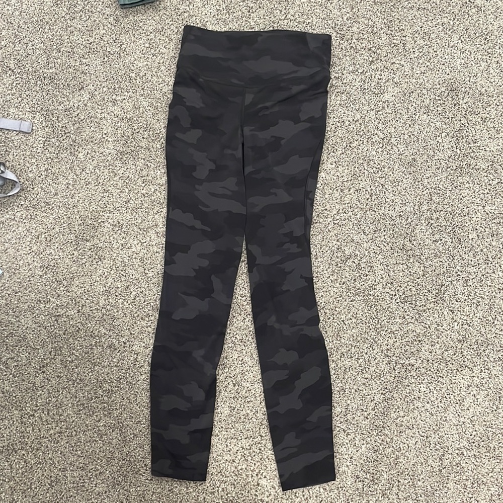Winder train high rise Lululemon camo leggings 25in No peeling
